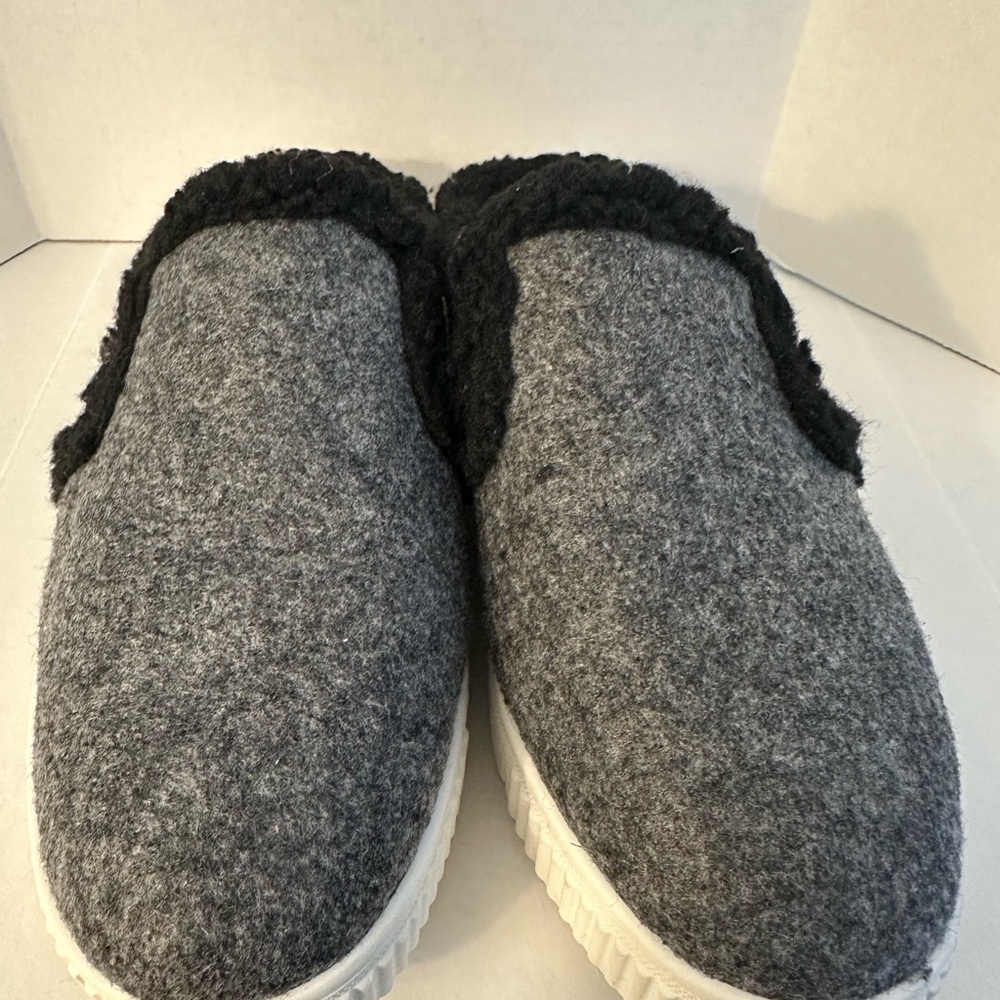 Naturalizer Gray‎ Slippers with Black Lining Size 7W